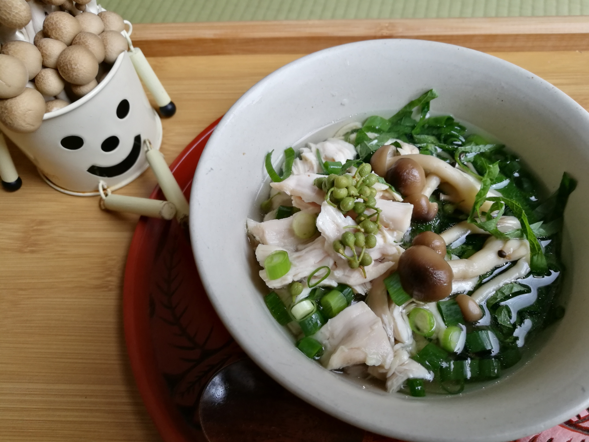 蒸し鶏としめじのだし茶漬け♪山椒のせ