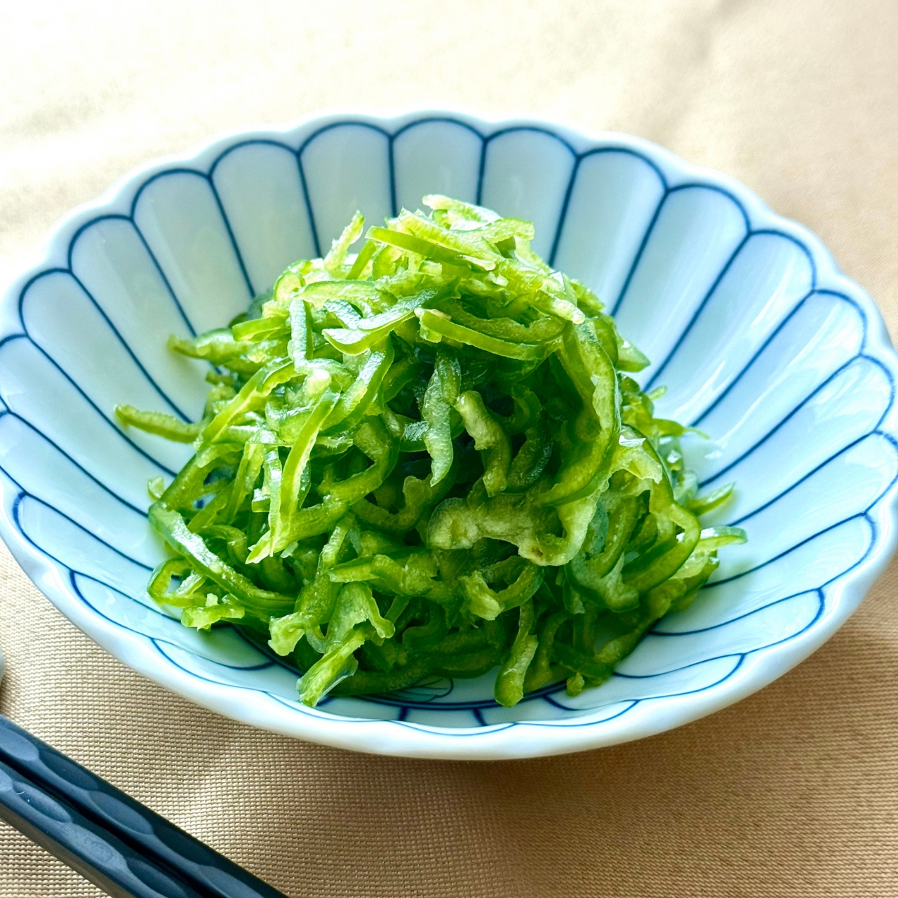 【藤椒青椒】しびれる藤椒油が決め手！ピーマンの前菜