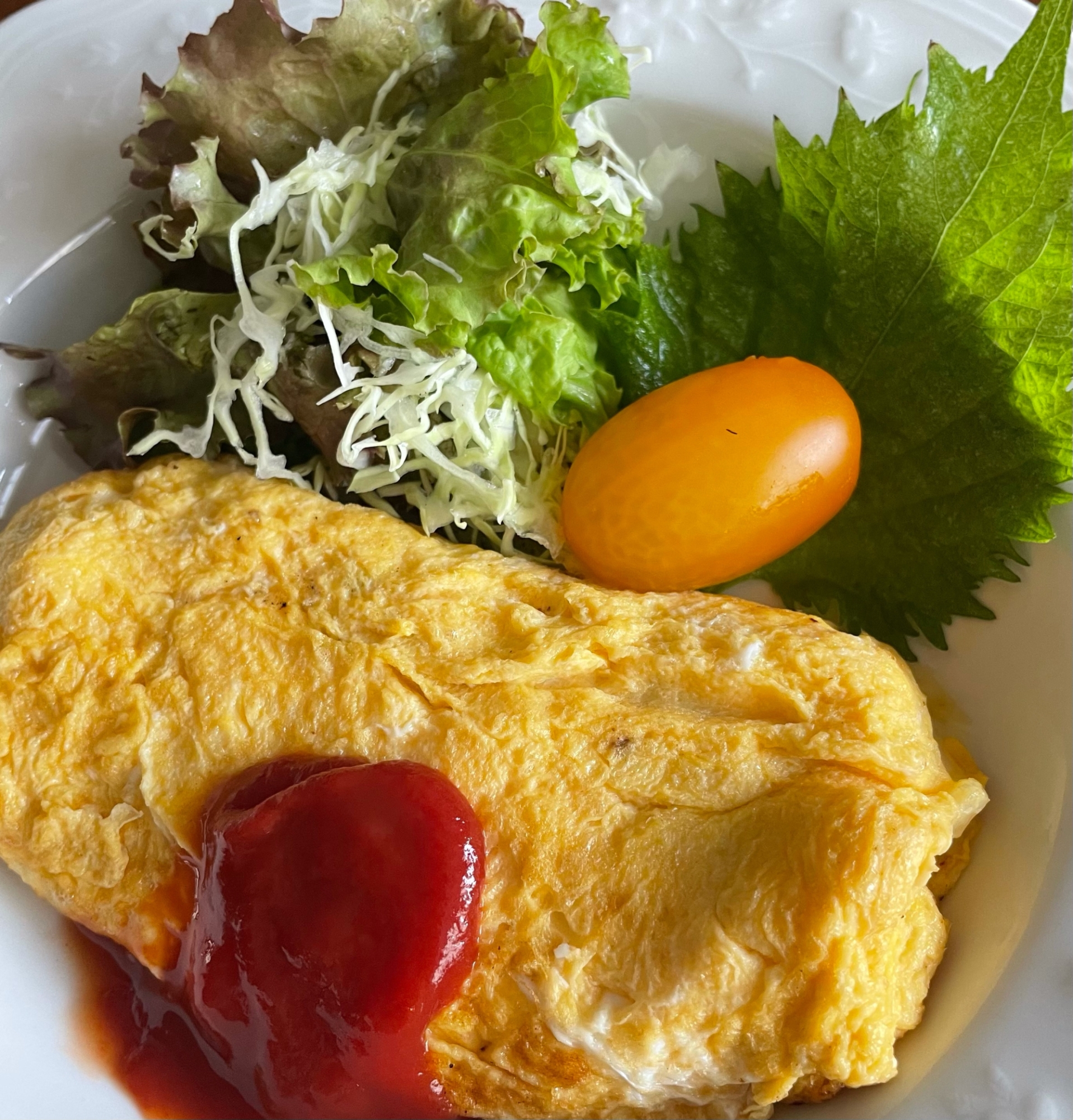 スモークチキンとバジルのチーズオムレツ