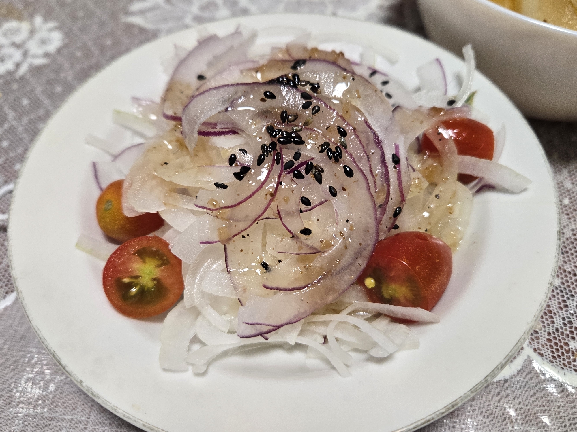 新玉ねぎとトマトとゴマのサラダ