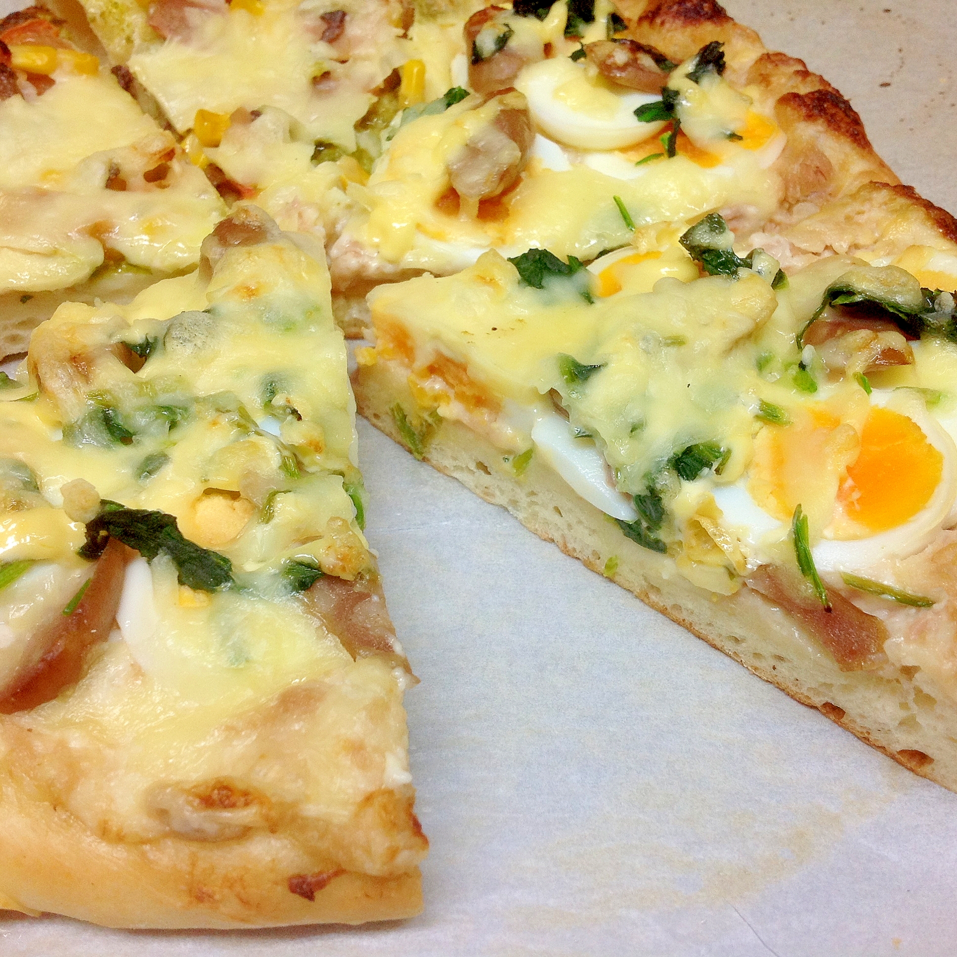 ゆで卵とツナクリームソースのピザ(HB使用)