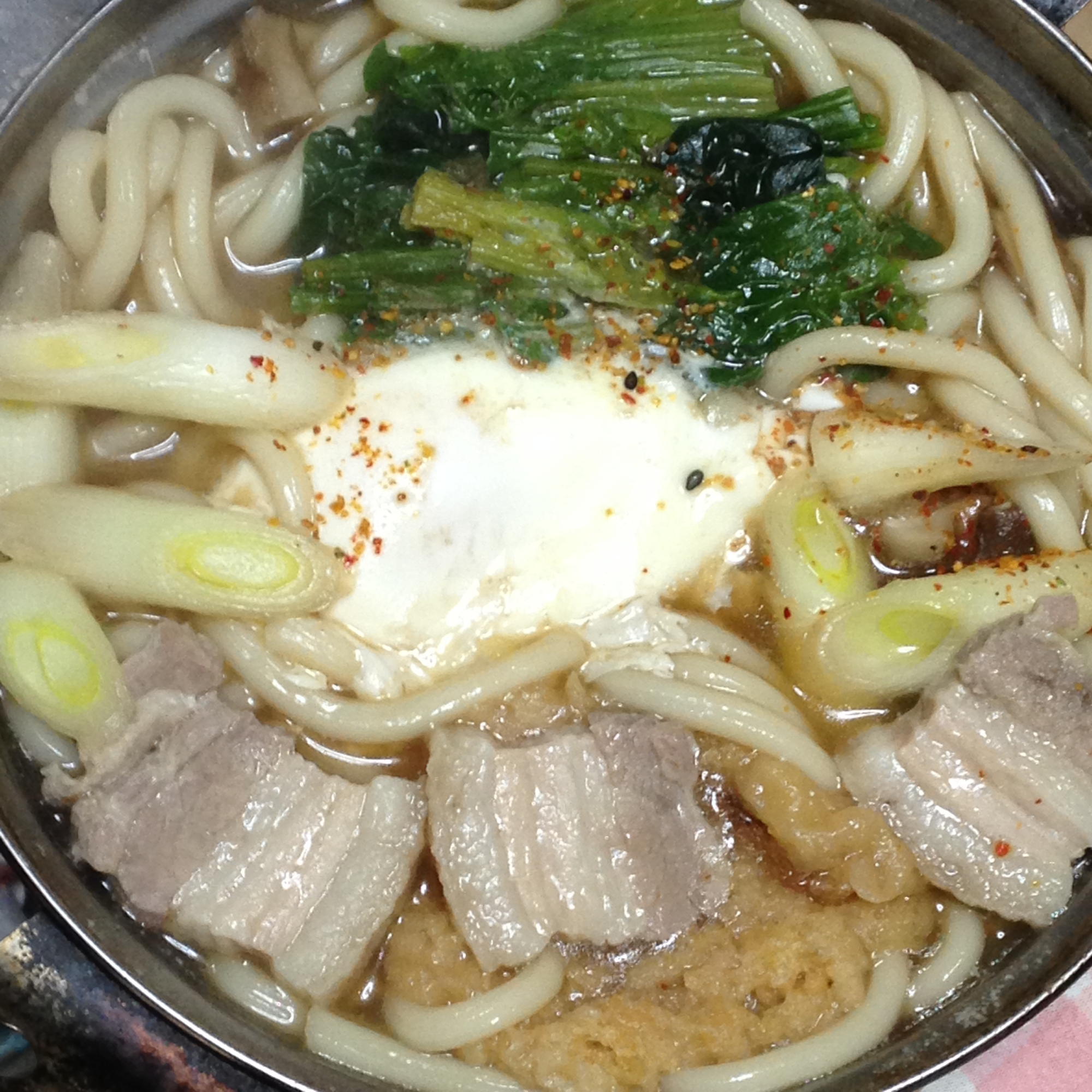 豚バラ、ほうれん草、卵、ネギ、椎茸、天かすのうどん