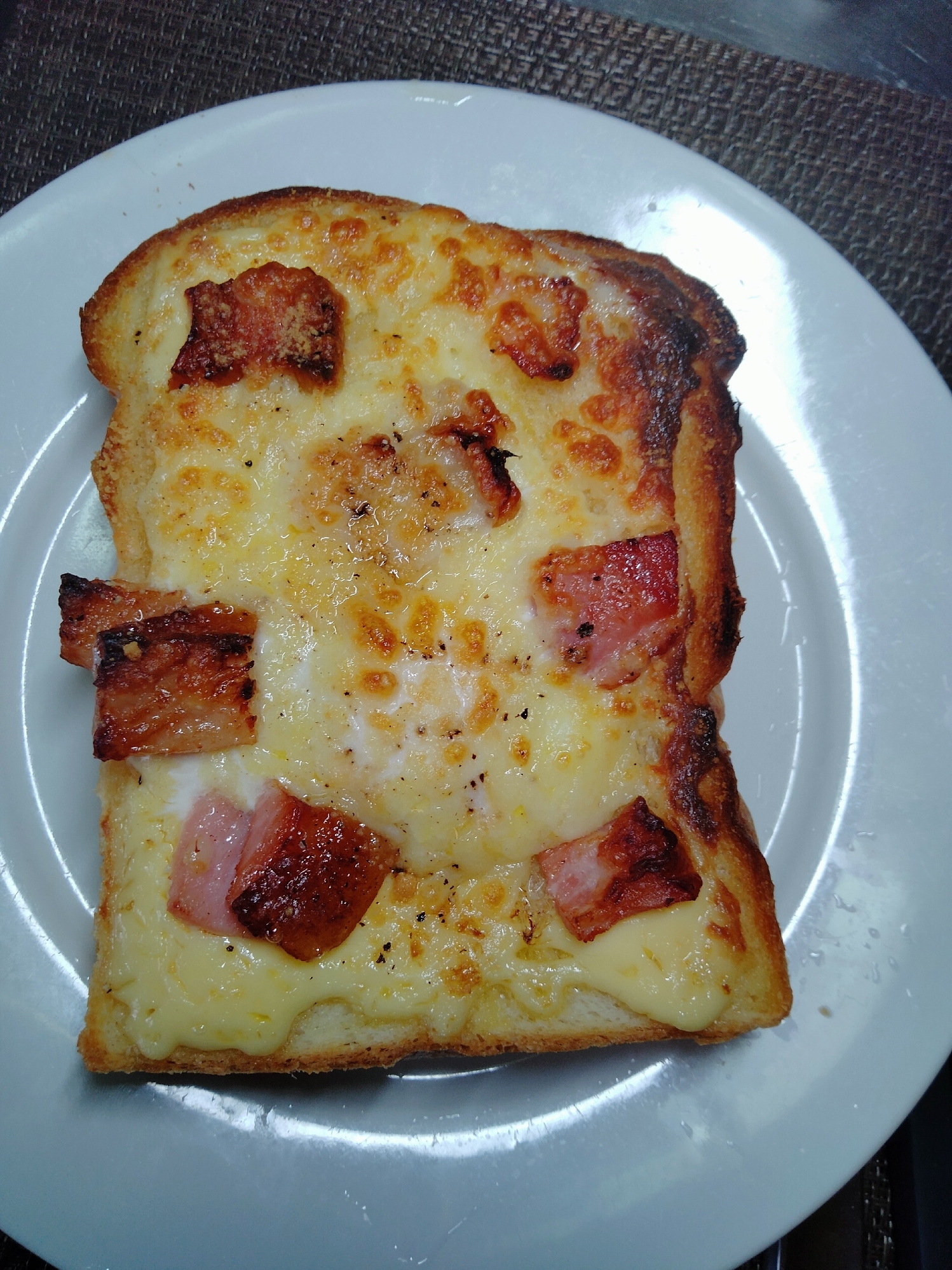 目玉焼きとベーコンチーズのトロトロ✮トースト✮