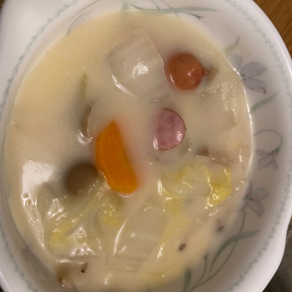 鶏肉がなかったのでソーセージを入れてみました。とろとろ白菜が美味しかったです！