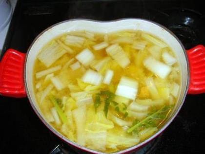 玉ねぎと白菜のお味噌汁で作ってみました。味がとても上品になりました。