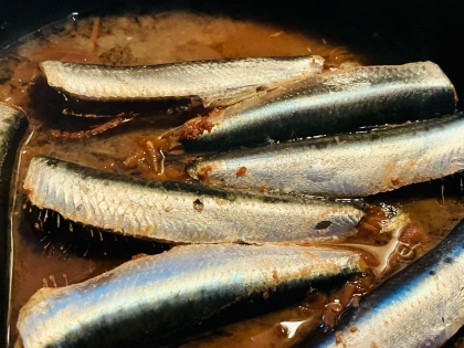 とるのは鱗だけ！ほろ苦いを楽しむいわしの丸ごと煮！