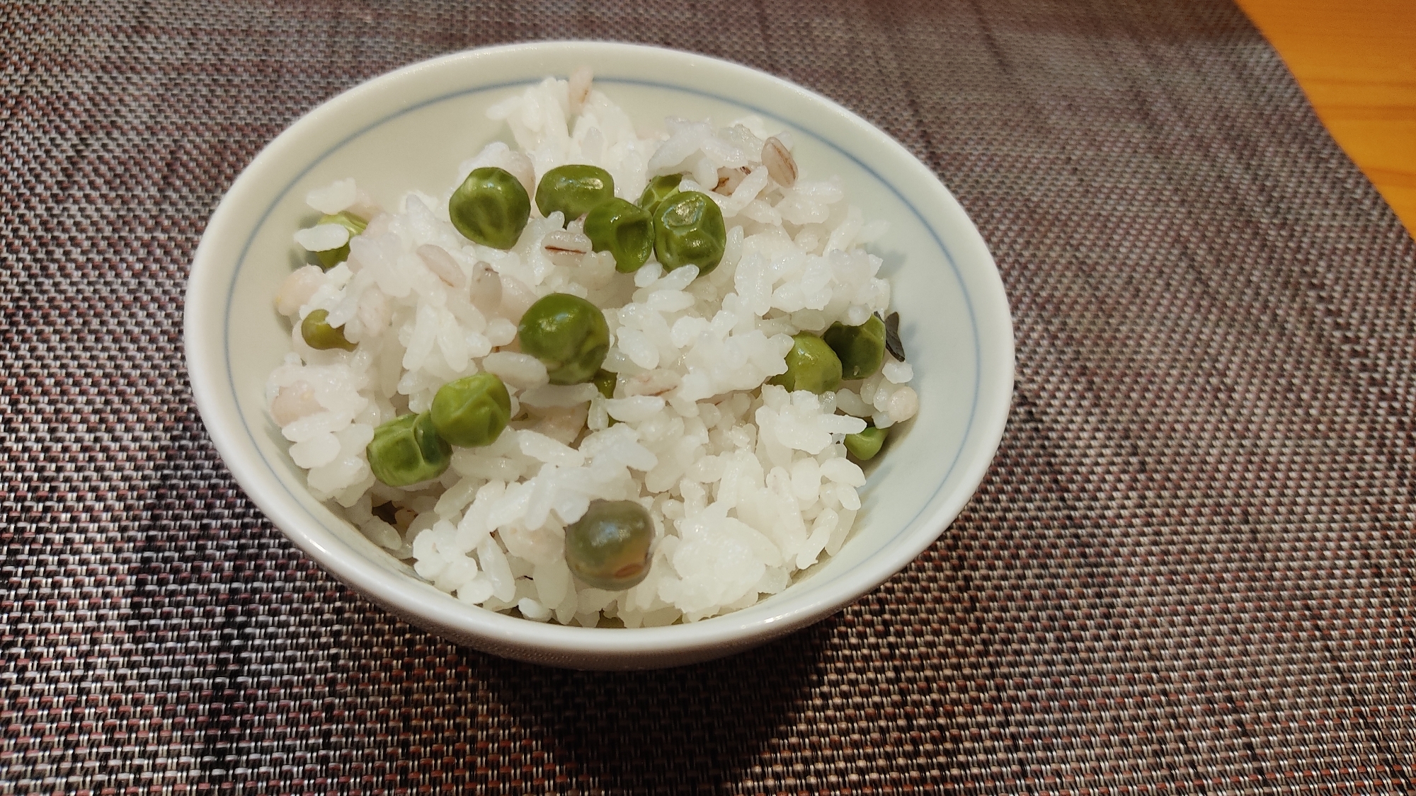 もち麦入りグリンピースご飯