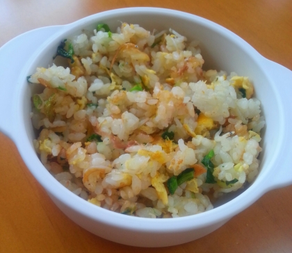 1歳の子供のお昼ご飯に♪
いつもと違う炒飯にしたかったので作ってみました！
野菜も魚もとれるﾒﾆｭｰで子供もたくさん食べてくれました♪