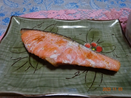 冷凍鮭をすぐにフライパン1つ使って解凍→焼き鮭