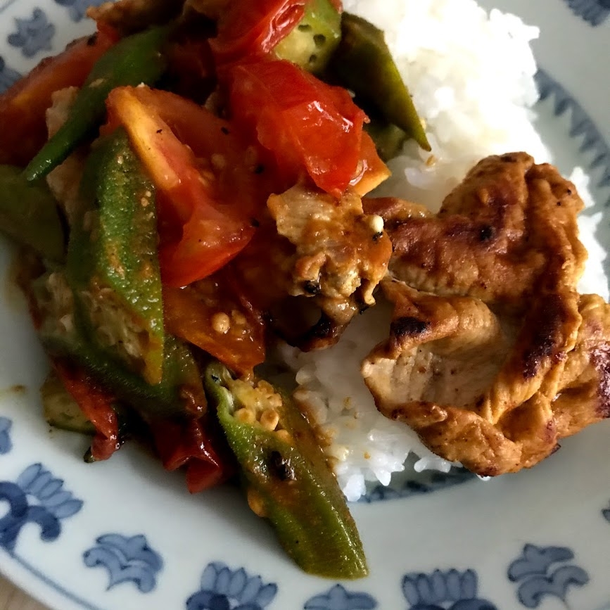 煮込まない！豚とトマトとオクラの夏カレー