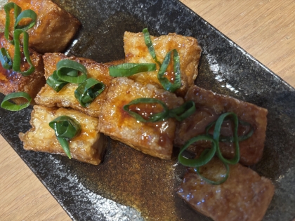 厚揚げ(絹揚げ)のピリ辛ネギまみれ。