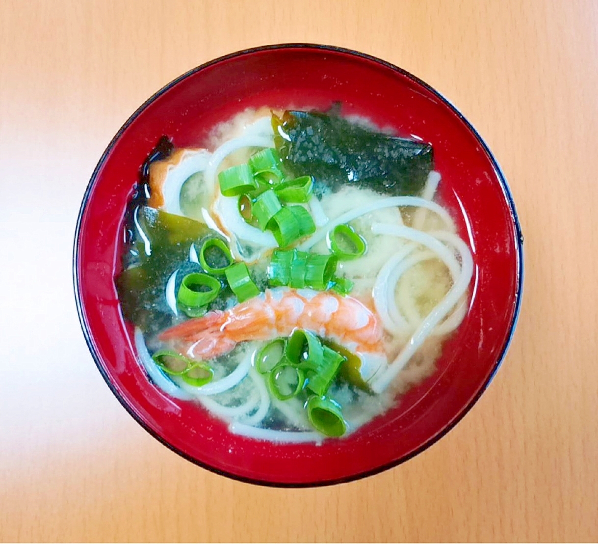 海老と素麺と竹輪とワカメの味噌汁