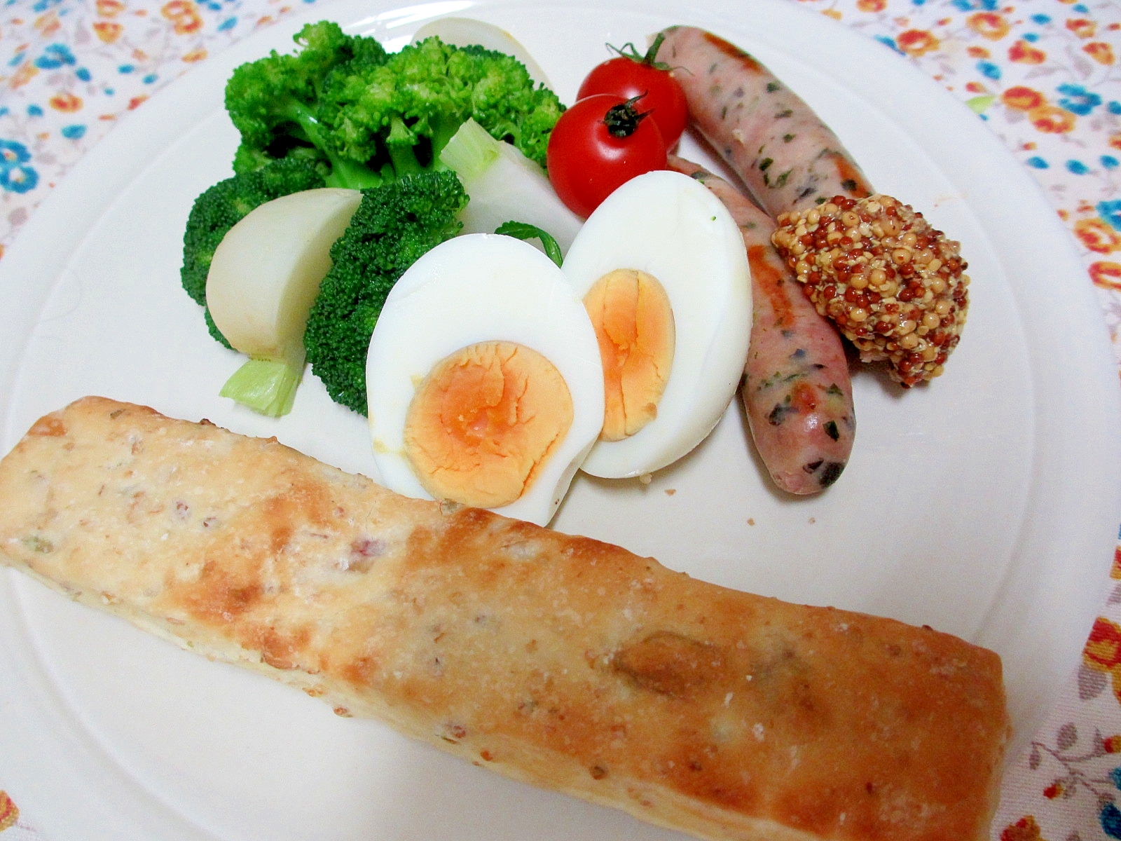 ウィンナーとゆで卵、温野菜の朝パンプレート