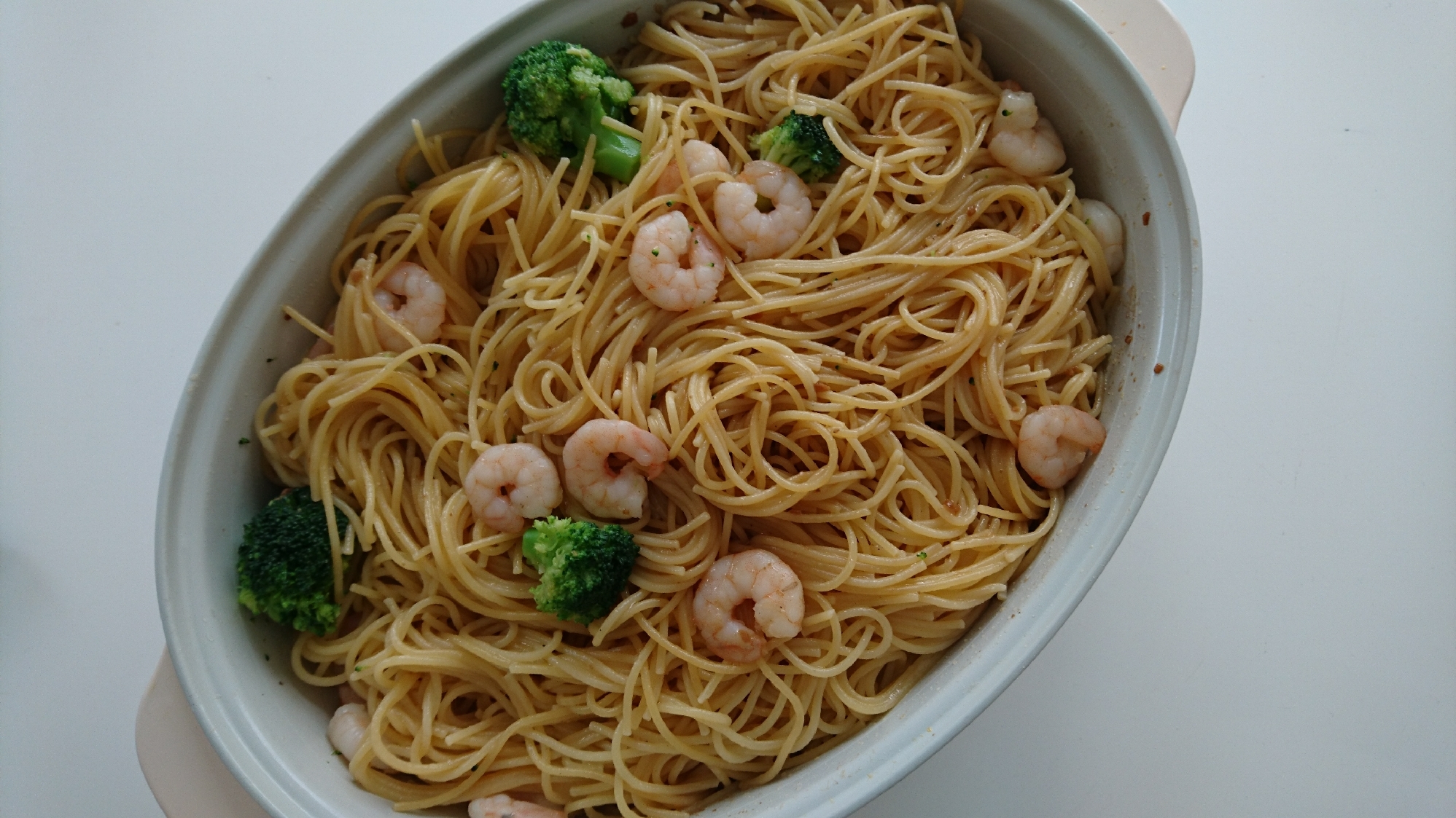 器に入ったえびとブロッコリーのパスタ