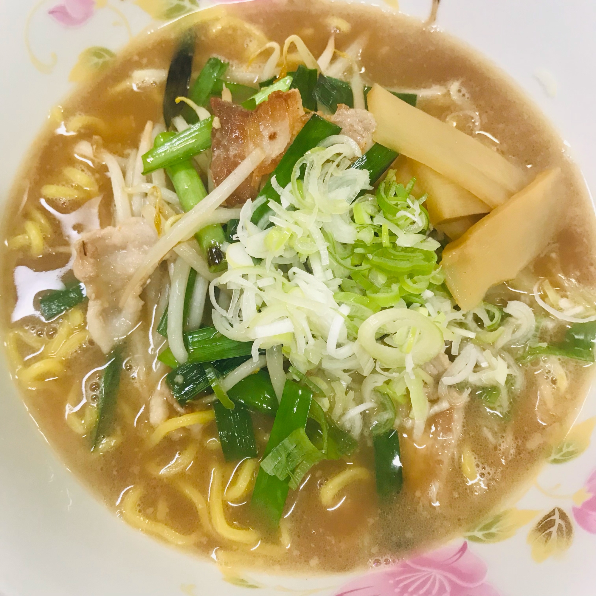 豚バラもやしニラとんこつ正油ラーメン レシピ 作り方 By ひよこピッピ 楽天レシピ 豚バラもやしニラとんこつ正油ラーメン レシピ 作り方 By ひよこピッピ 楽天レシピ