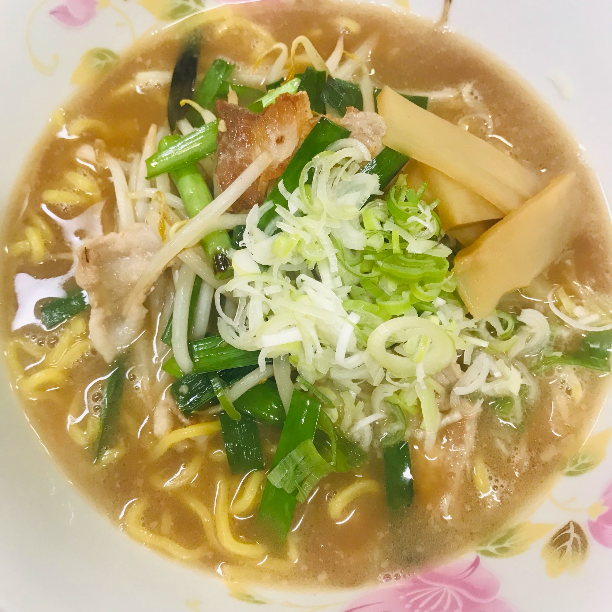 豚バラもやしニラとんこつ正油ラーメン レシピ 作り方 By ひよこピッピ 楽天レシピ