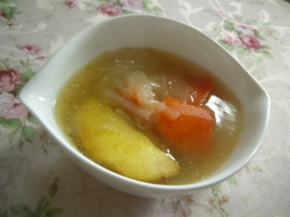 薄味だけどポカポカ♪　薩摩芋と青葱のコンソメスープ