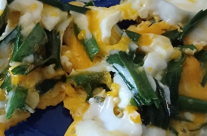 家庭菜園のニラで作りました。卵焼きも甘めが好きなので美味しくご飯が進みました！