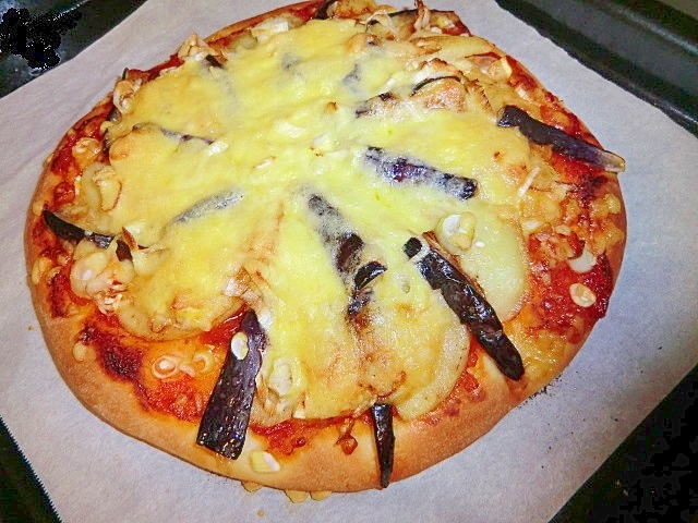 焼き茄子とツナ　ポテトのピザ