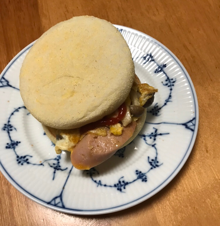 魚肉ソーセージとしめじのカレー卵焼きサンド