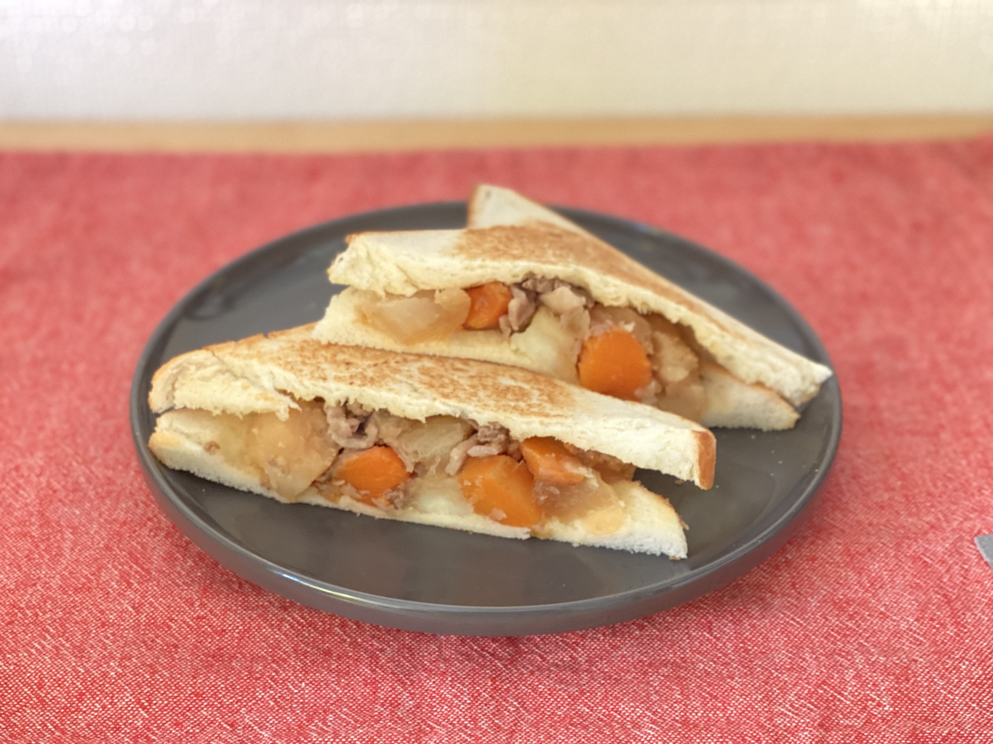 器に盛られた肉じゃがホットサンド