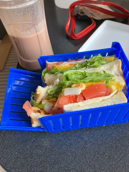 フレッシュな野菜たっぷり☆トマトサンドイッチ