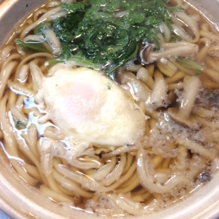 春菊とシメジの鍋焼きうどん