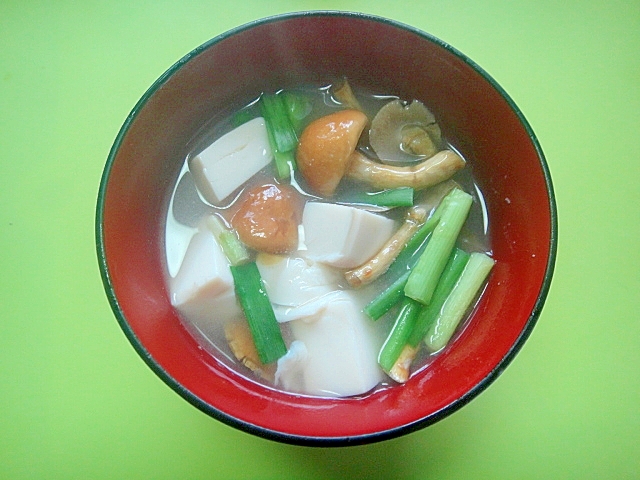 豆腐となめこニラの味噌汁