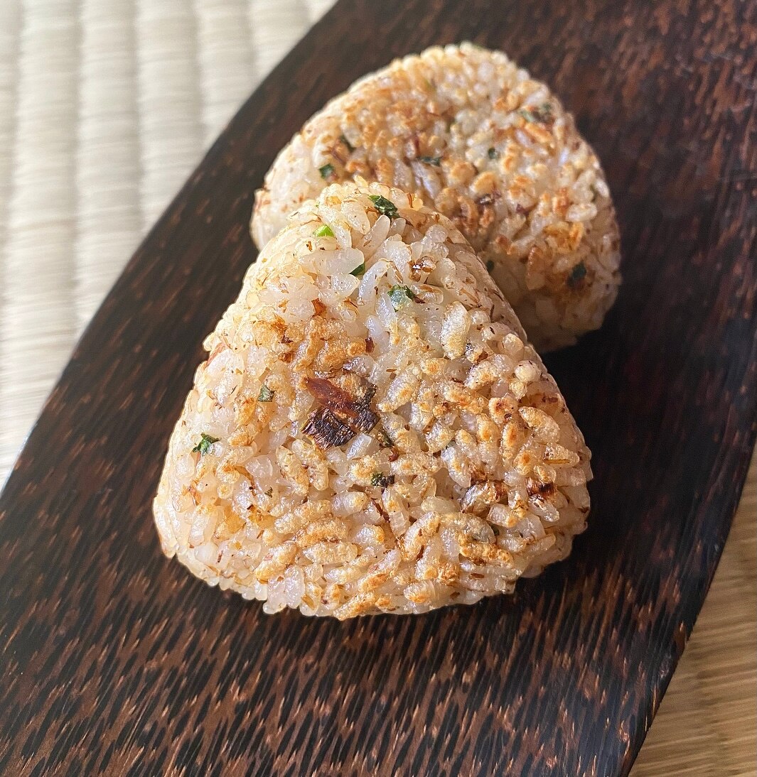 香ばしいネギおかかの焼きおにぎり レシピ・作り方 by くいしんぼうの