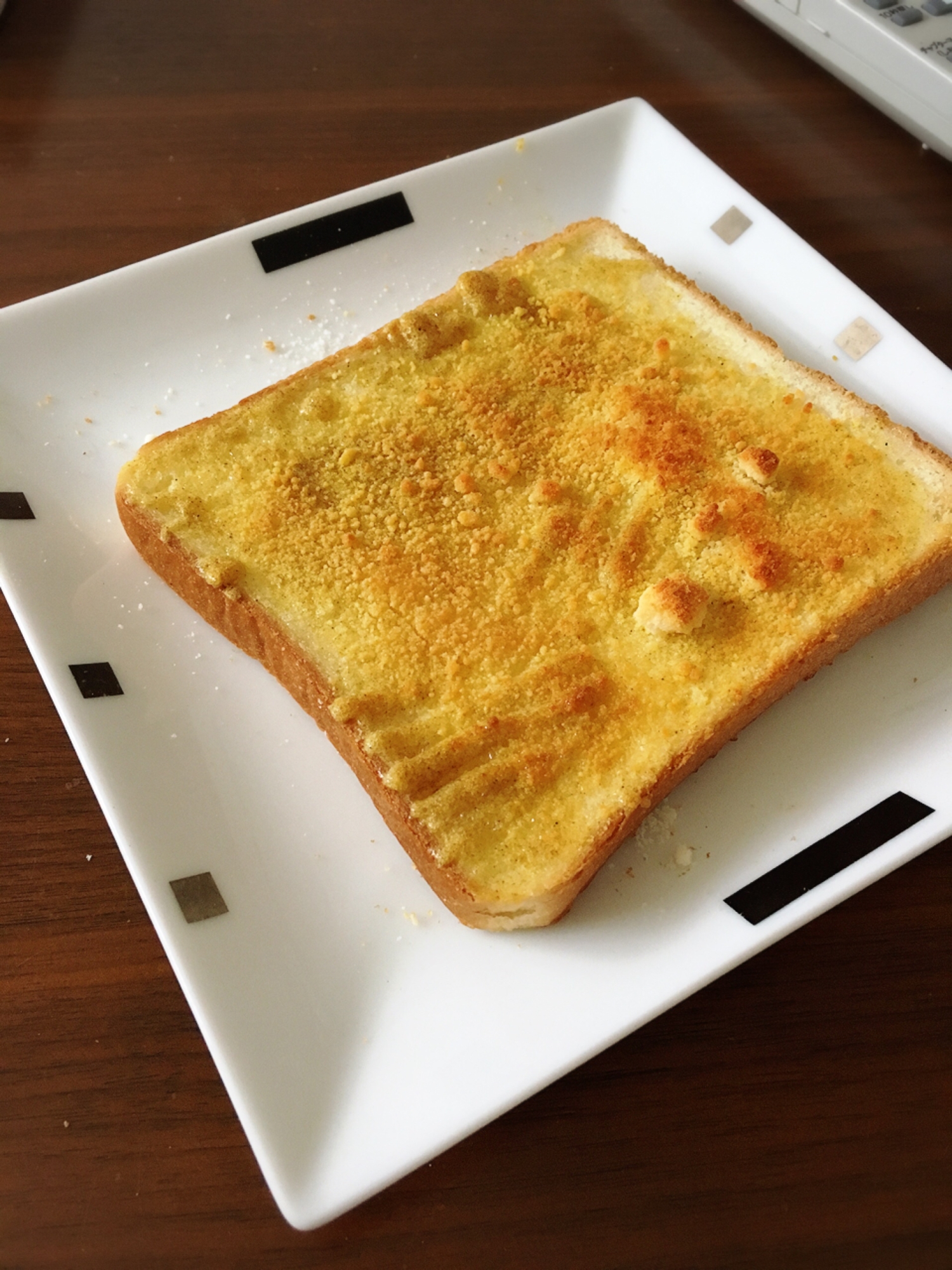 カレー粉と粉チーズのトースト