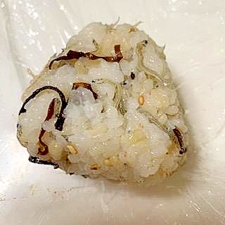 ちりめんじゃこと塩昆布と胡麻の　おにぎり