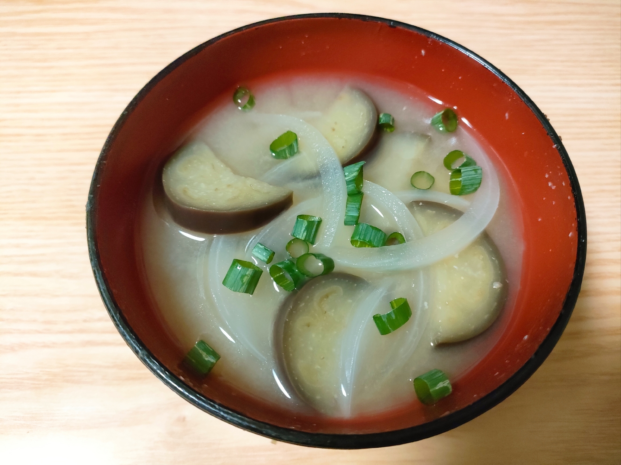 なすと玉ねぎと小ねぎの味噌汁