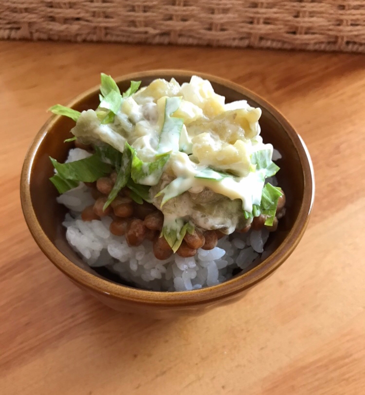 焼きナスとセロリのマヨ和え納豆ごはん