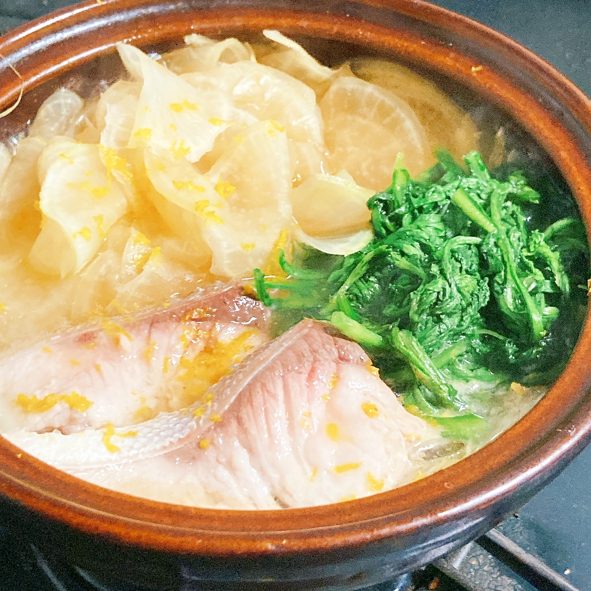 土鍋で作ったぶりとひらひら大根の鍋