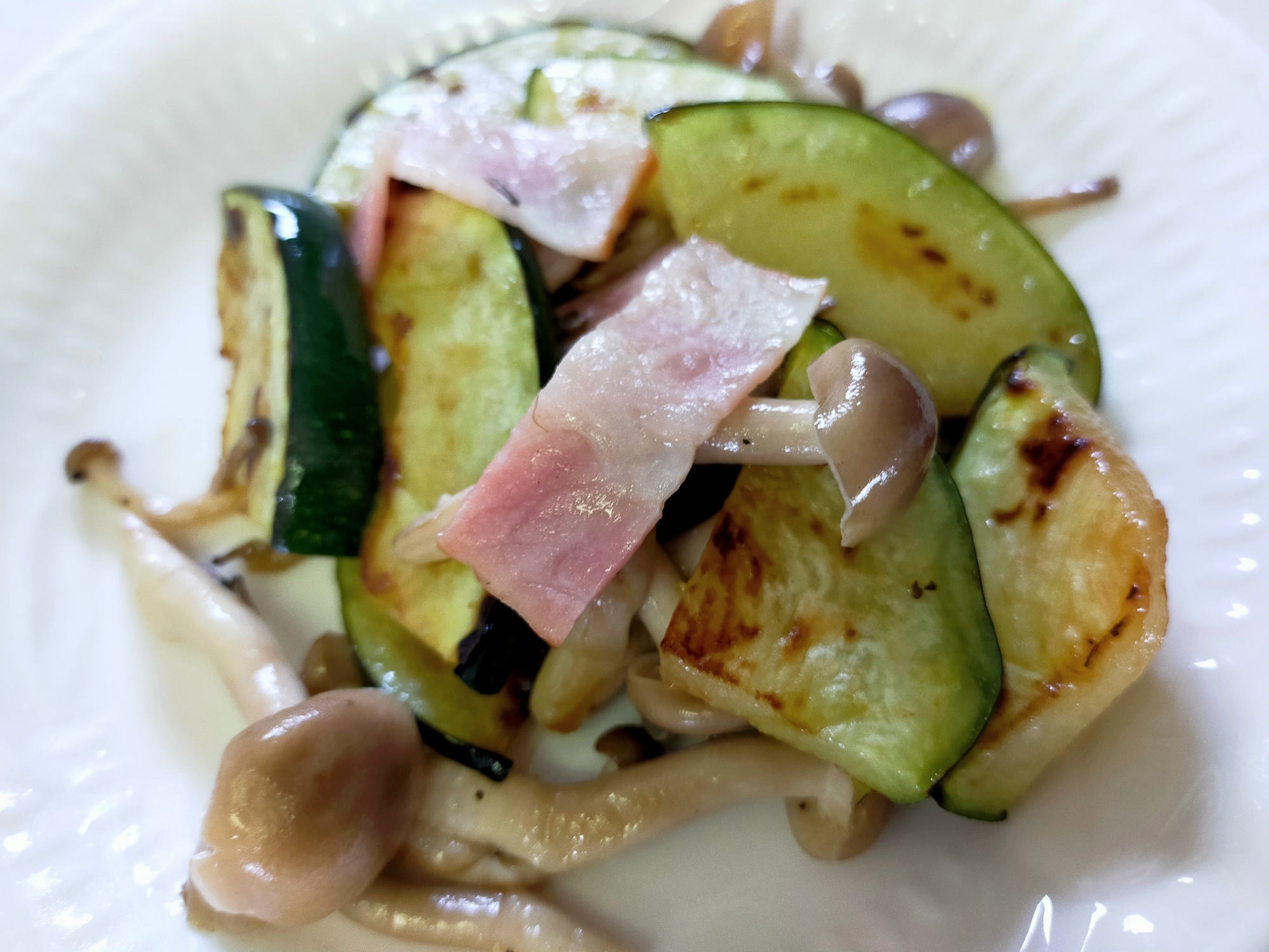 ズッキーニとベーコンとしめじの炒め物 レシピ 作り方 By しーちゃんママ 楽天レシピ ズッキーニとベーコンとしめじの炒め物 レシピ 作り方 By しーちゃんママ 楽天レシピ