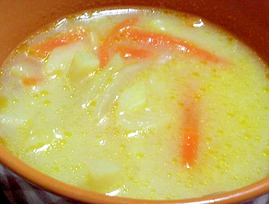 ジャガイモ玉ねぎニンジンのコンソメスープ
