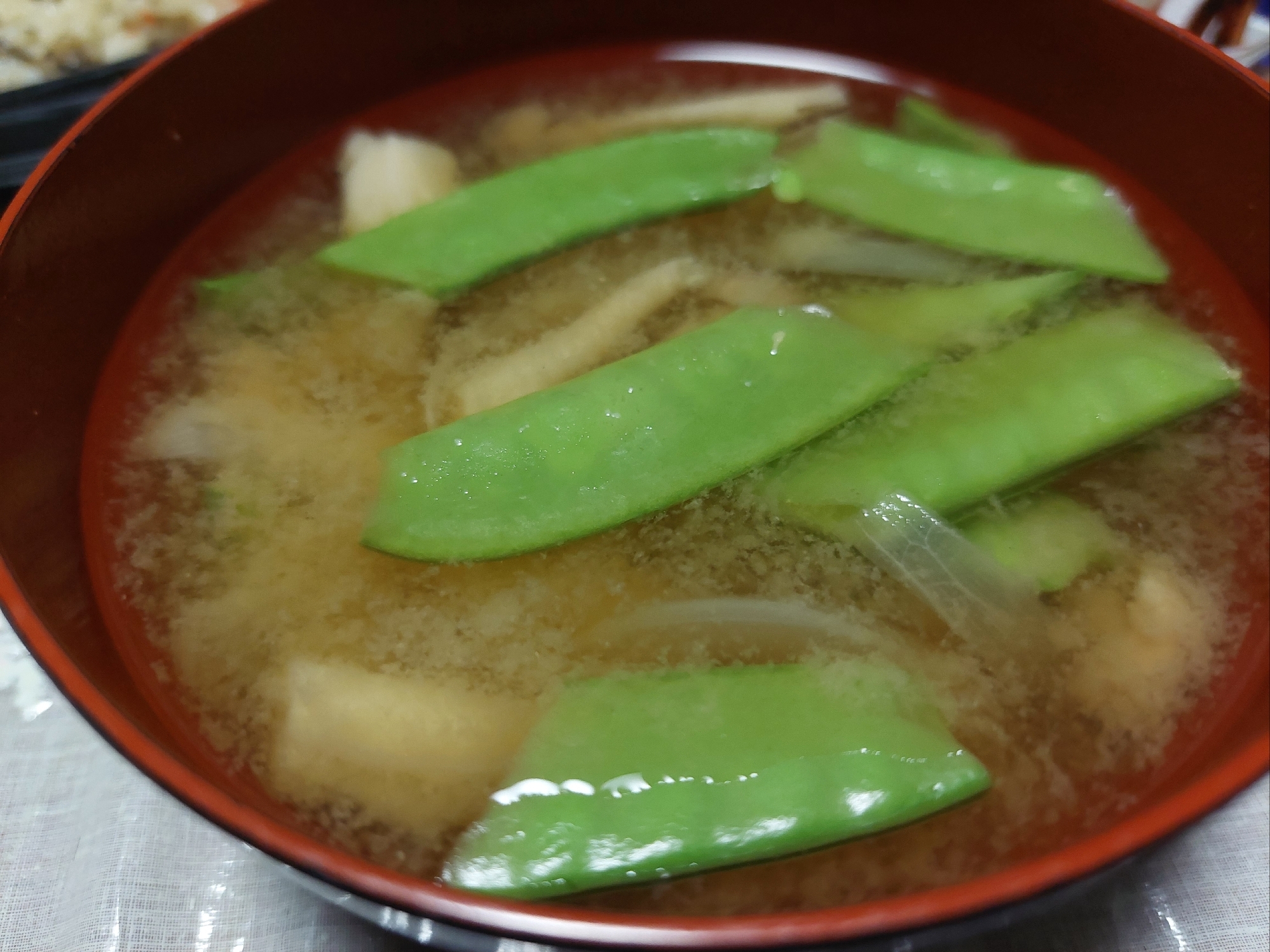 絹さやと舞茸と玉ねぎのお味噌汁