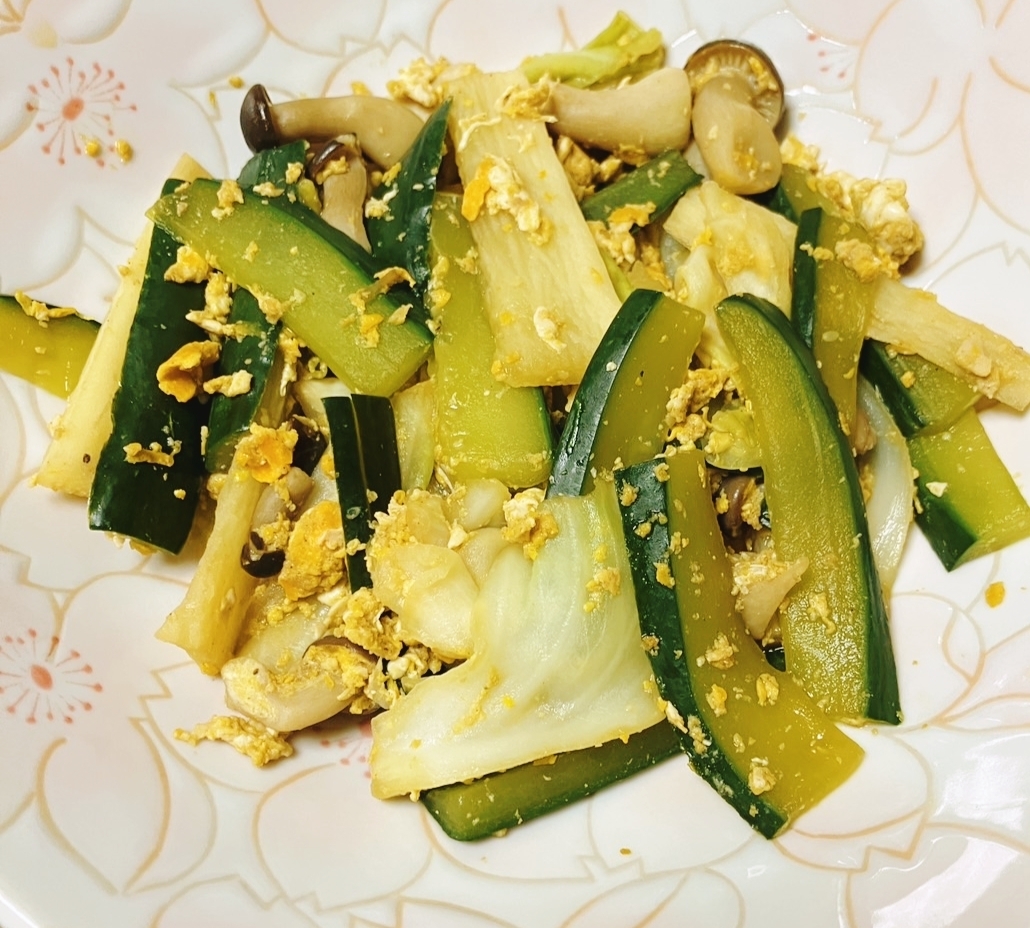 キュウリとシメジとキャベツと長芋の玉子炒め煮