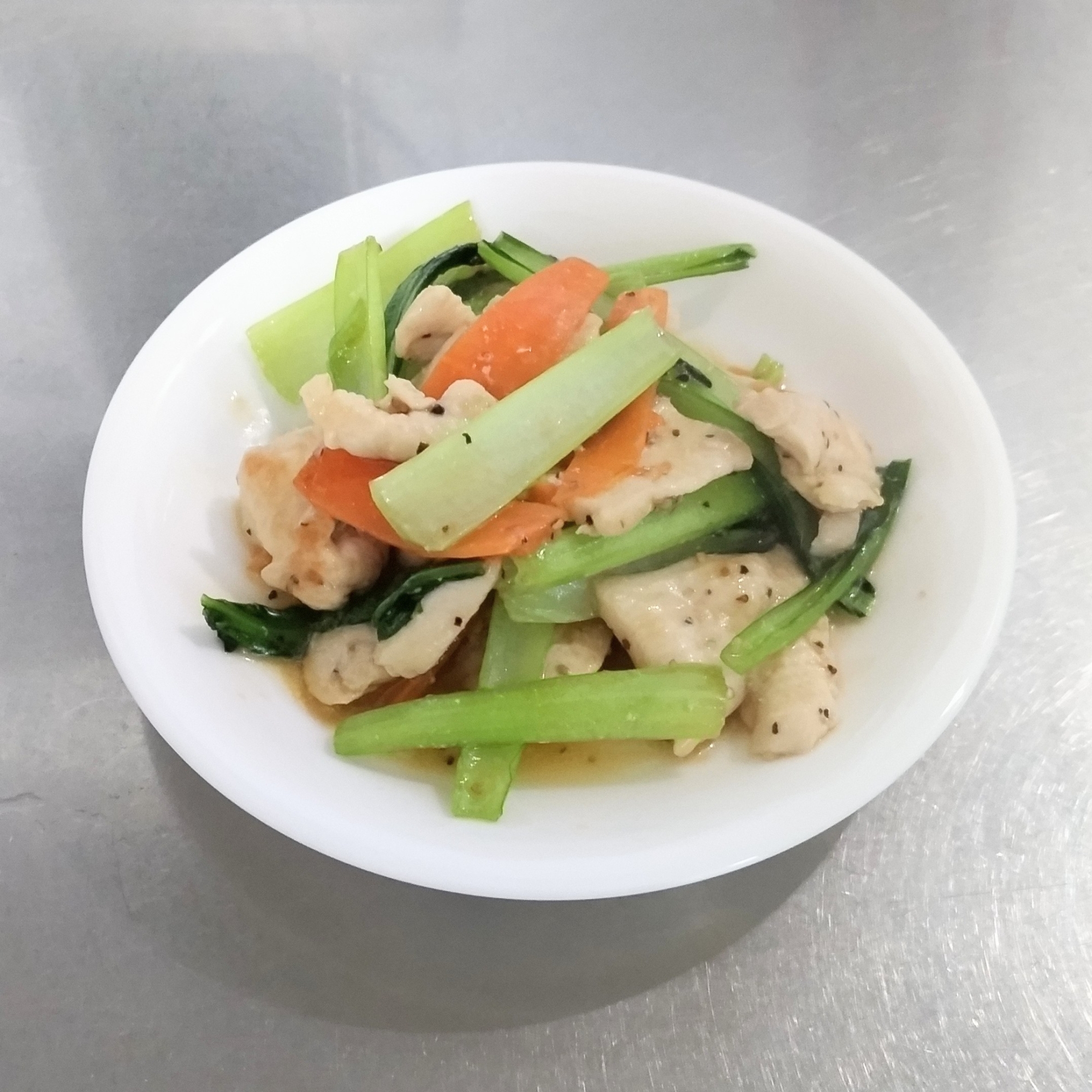 鶏むね肉と小松菜の炒め物