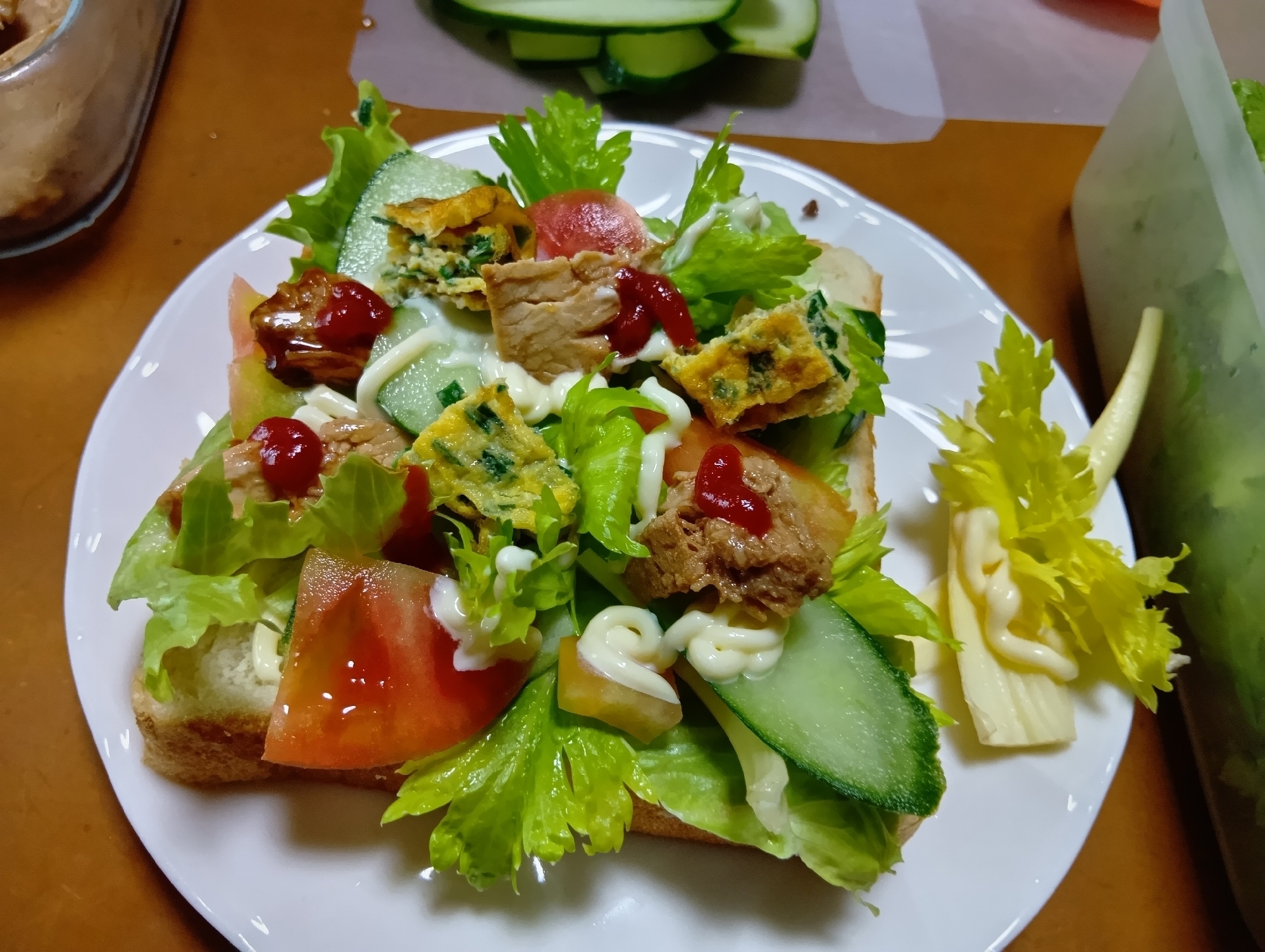 ニラたまご焼きを活かしたオープンサンド