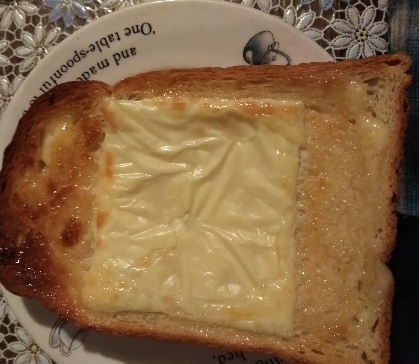 マヨネーズの部分がカリッとして真ん中のチーズがトロッとして美味しかったです。トースト二枚食べたいけど我慢、我慢～(笑)