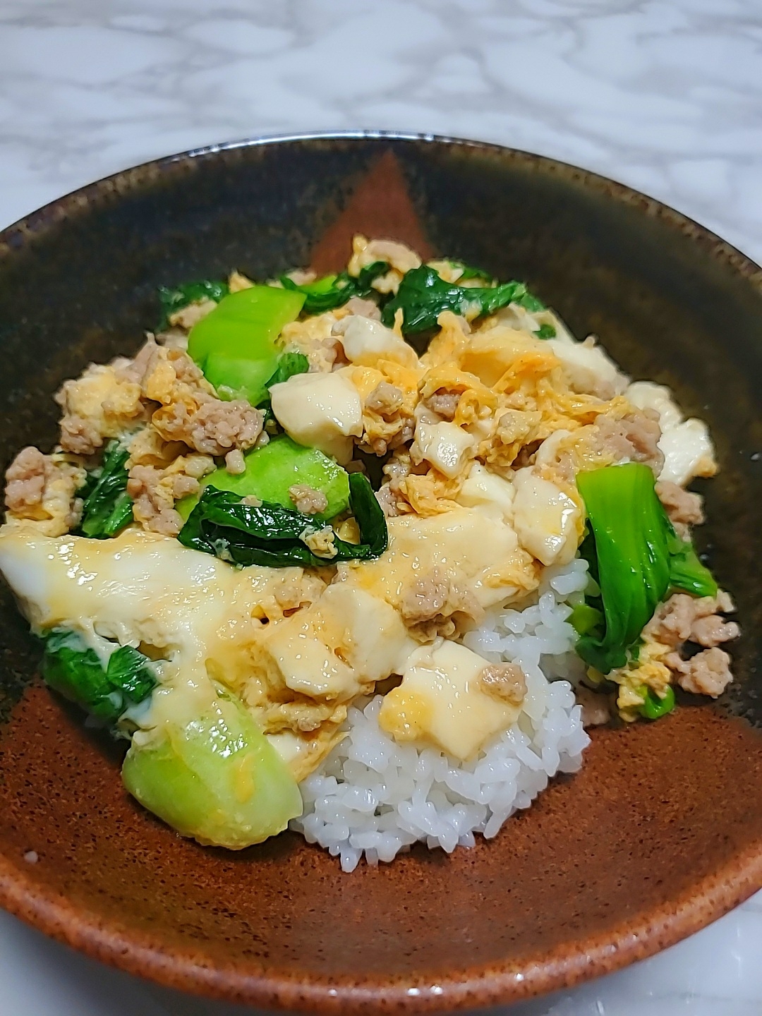 豆腐と青梗菜の鶏たま丼