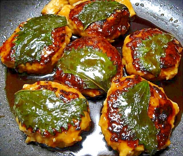 大葉をはりつけた照焼きつくねバーグ