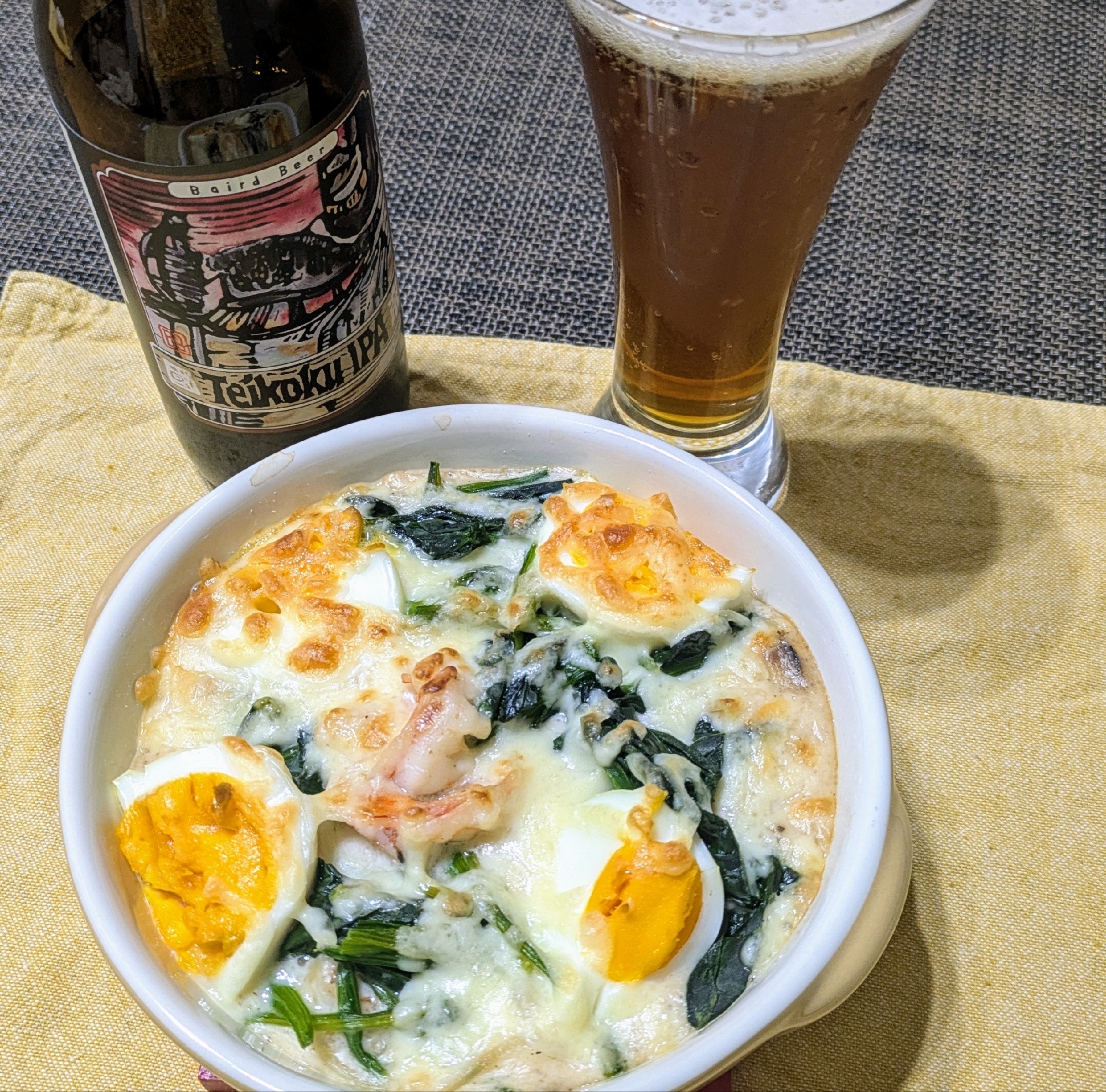 【主菜】あつあつ海老とほうれん草とゆで卵のグラタン
