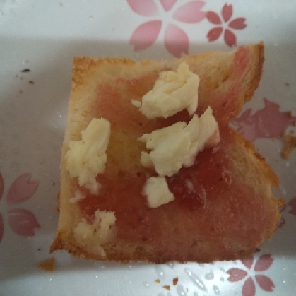 苺のチーズケーキをイメージしたチーズトースト