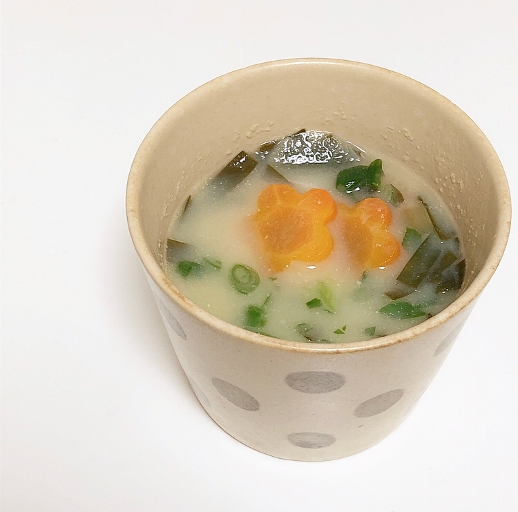 ニラとにんじんとの" ぽかぽか "白味噌スープ