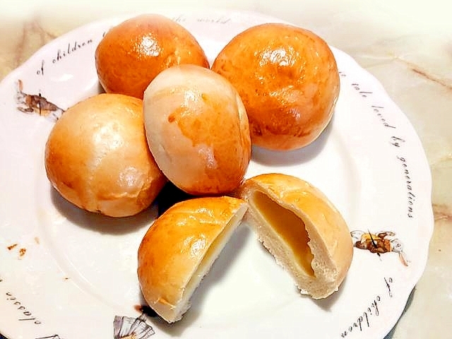 中から国産チーズがとろ～り！丸い総菜パン♪