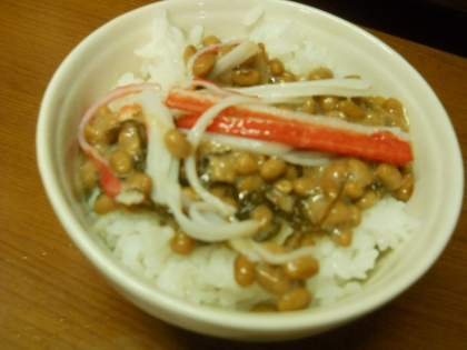 もずくと納豆☆ネバネバ同士で体に良いね❤
おまけにカニカマの赤白で色合いも良いわ食欲そそる～❤
ん赤白で日本！日本頑張ってるね★ロンドンで納豆食べてるのかな～？