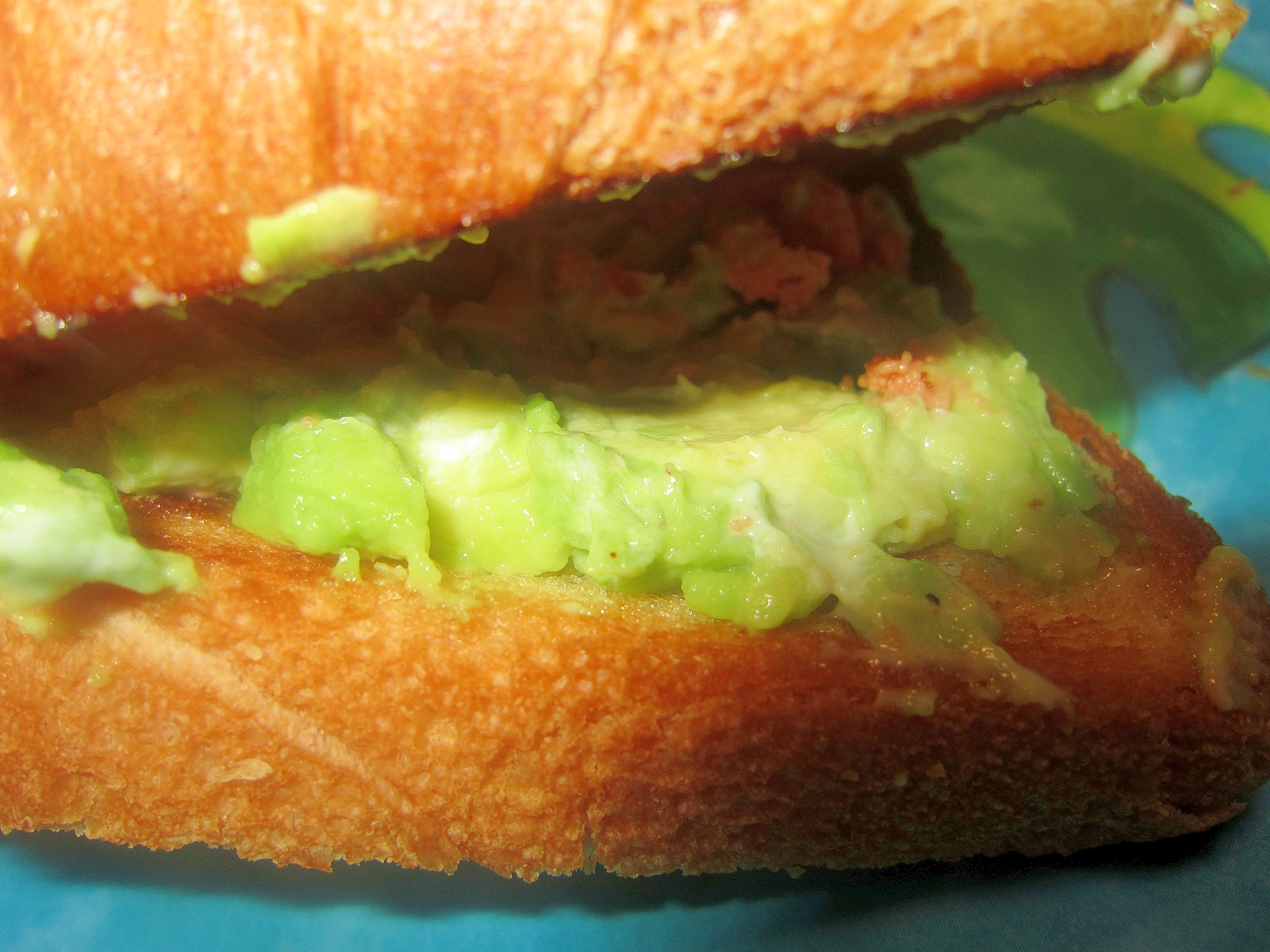 味醂グリルの鱈子とアボガドサラダサンドイッチ