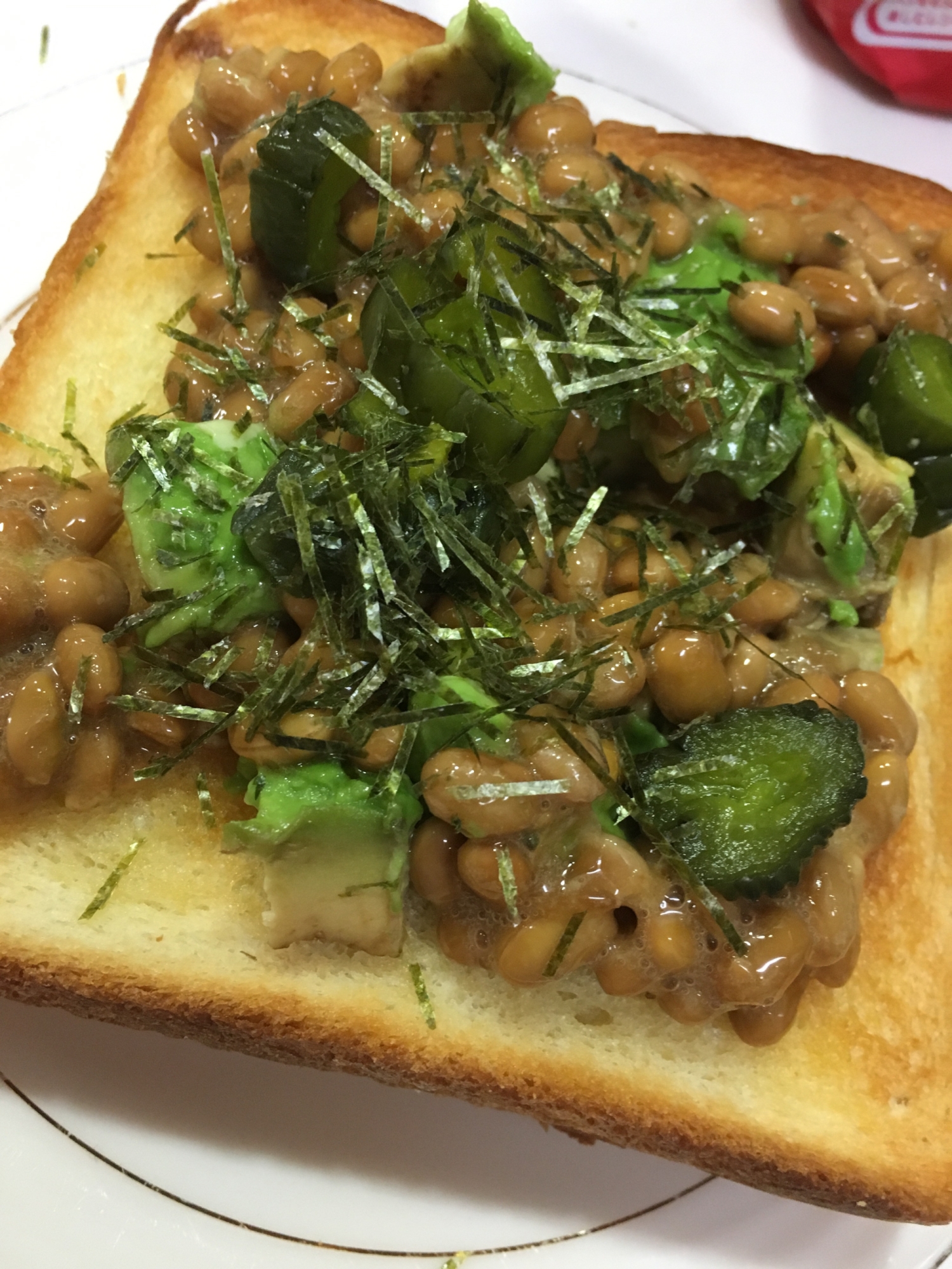 アボガドと納豆のトースト